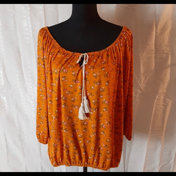 💜Free Kisses on or off the shoulder blouse💜 - Picture 2 of 5